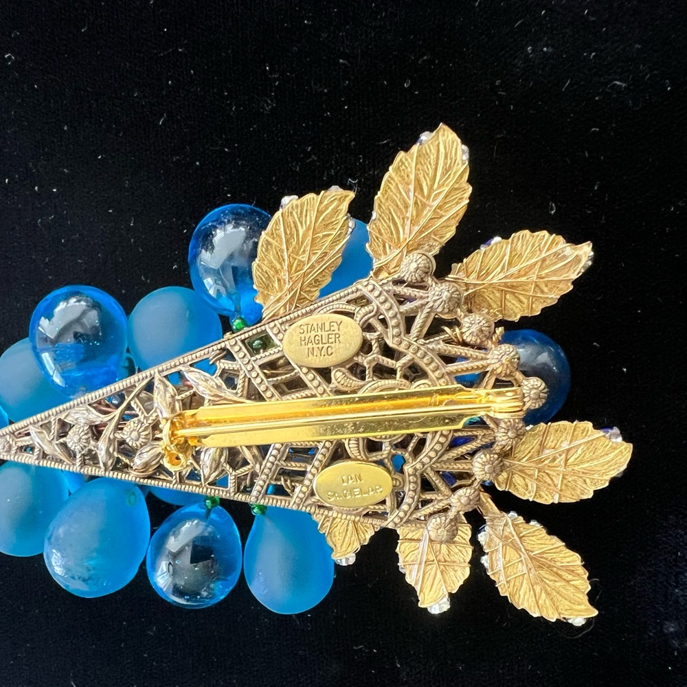 Stanley Hagler Blue Grapes Brooch - Picture 10 of 17